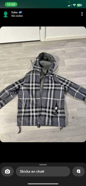 Burberry jacka  - Tjena jag säljer min burbery jacka som går och använda utåt eller inåt. Har inte använt den sen jag har köpt den och den är i perfekt kondition. Pris kan sedan diskuteras.