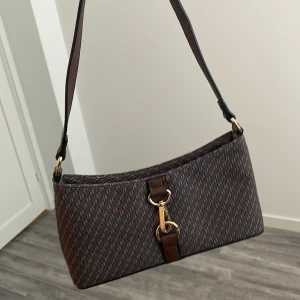 Handväskor  - Säljer min fina monogram väska från Asos. Sparsamt använd. Säljer för 100 kr och beiga väskan för 150 kr. 