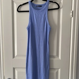 Klänning ZARA - Säljer den a jättefina babyblå klänningen från Zara! Jätte stretchig så den passar allt från S till M.