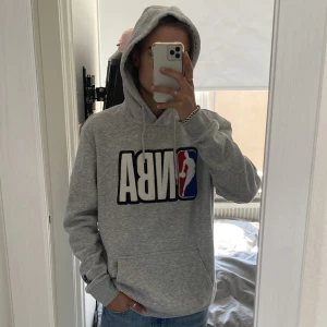 NBA Hoodie  - Grå hoodie från NBA storlek Small (lite oversize). Ej använd så fortfarande super mjuk inuti.  