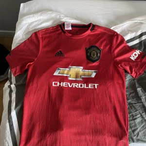 Manchester United tröja  - Säljer min jätte snygga man u tröja. 10/10 skick. 100% äkta.