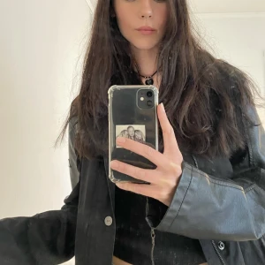 läderjacka armani  - Sååå fin läderjacka från armani jeans köpt på humana, använder tyvärr för sällen så därför jag säljer. Storlek L men sitter bra på mig som brukar ha S, toppenskick. Använde gärna köp nu :) o har du nån fråga är det bara att skicka ett meddelande.