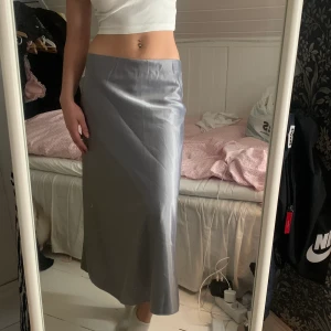 Maxi kjol i satin - Blå/grå maxi kjol i satinliknande material, resår i midjan. Riktig sommarkjol ✨strl 36 dvs S
