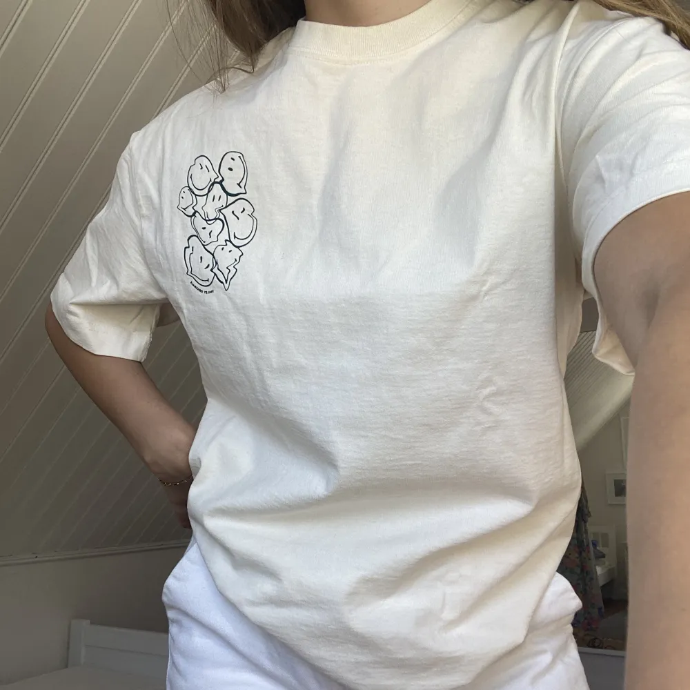 😀Oversized T-shirt med print. Köpt på herravdelningen, men funkar absolut oavsett kön! Passar en storlek en storlek XS-M beroende på hur du vill ha passformen. Frakt tillkommer!. T-shirts.