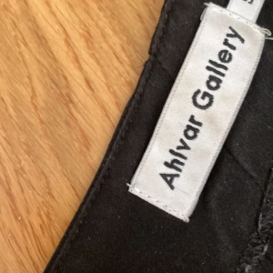 Blus kortärm - Ahlvar Gallery blus. Det har gått två trådar i tyget på framsidan.  Nypris 1400, 