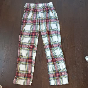 Pyjamas byxor - Pyjamas byxor från Lindex i fint skick. Sparsamt använda. Säljer då dom inte passar längre.  Kontakta gärna för fler bilder eller frågor. 
