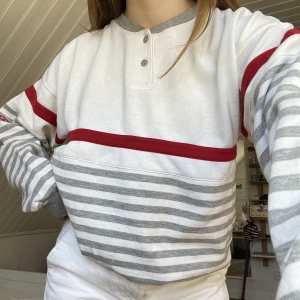 Randig crewneck - 🍄Randig crewneck köpt vintage. Passar en storlek XS-M beroende på hur du vill ha passformen. Frakt tillkommer!