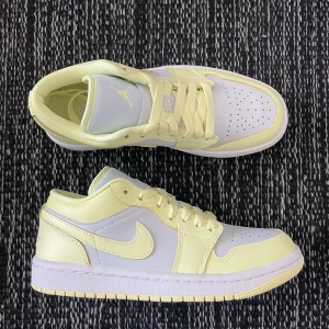 Air Jordan 1 Low WMNS ’Lemonade’ i size 36,5 - Nya & oanvända Air Jordan 1 Low WMNS ’Lemonade’ i storlek US6W = EU36,5. Digitalt kvitto finns från Slam Jam. Skickas dubbelboxade i originalkartonger. Köparen står för eventuell frakt. Kontakta för fler bilder eller vid frågor.