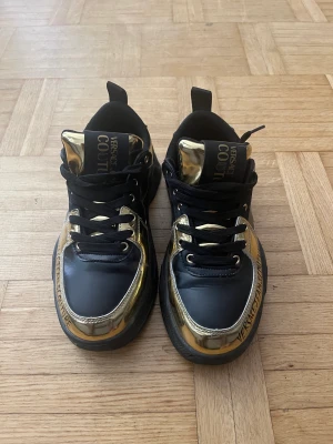 Skor  -  Säljer mina skor Versaces. Har använt om max fem gånger.  Du kommer passa dig ifall du har storlek 39 eller 40. Köpte dom för 2200kr på Zalando 