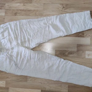 Linnebyxor HM - Använda en gång och är i fint skick. Har inte kommit till användning och säljer därför