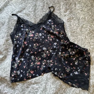 Pyjamas silke  - Pyjamas i silkesmaterial från H&M i storlek S☺️