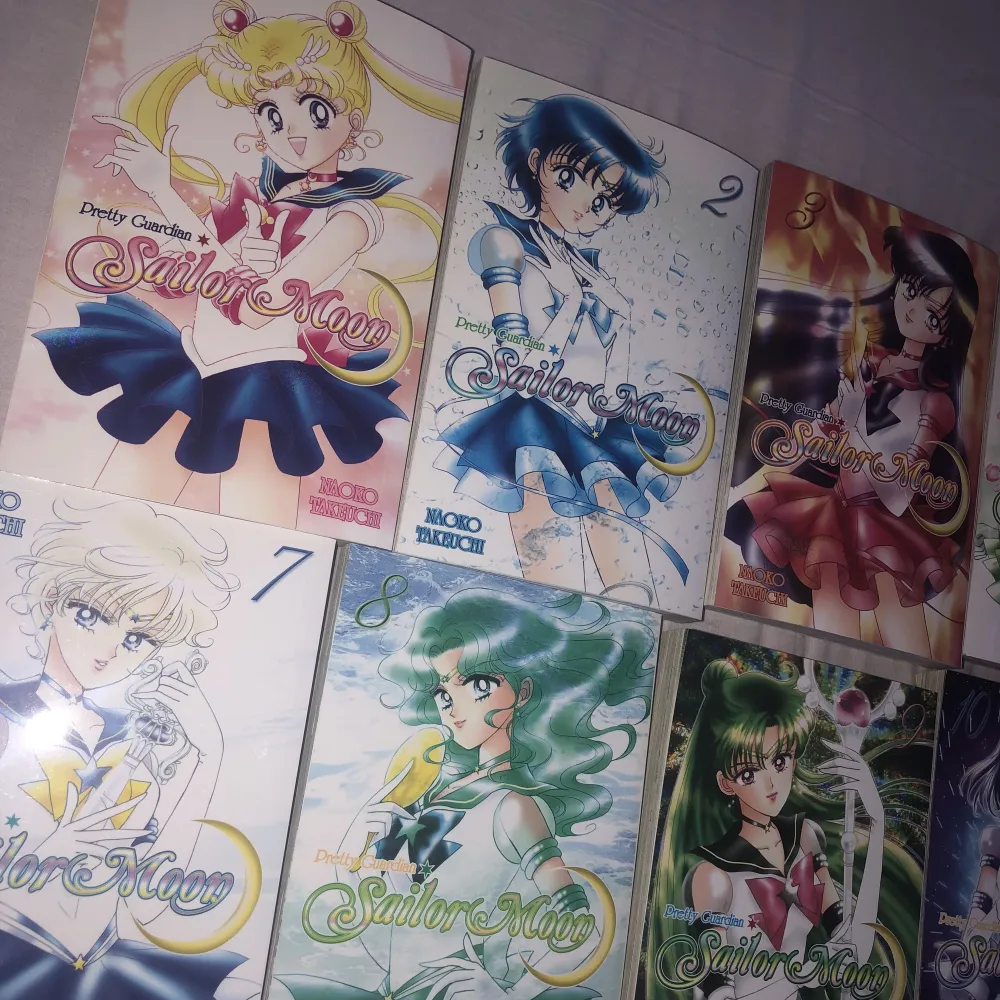 Alla 12 volymer av Sailor Moon mangan p engelska :3 I perfekt nyskick då jag aldrig läste mer än t vol 4!! Går självklart att skriva t mig om man inte vill ha alla, då tänker jag 120kr/st, nypris på de e runt 150-160kr/st ^_^ o jag bits nt!!!. Övrigt.