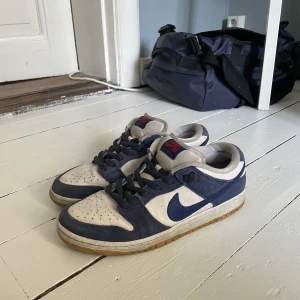 Nike Dunk SB Low - Dodgers - Tja! Säljer mina Nike Sb:s då de är för små nu. Är använda men fortfarande k bra skick förutom att de är creasade! Nypris är 3000kr. Dm mig om fler frågor!