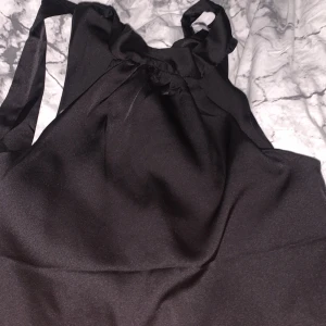 Satintopp med choker  - Superfin topp med en ”choker”  Aldrig använd i storlek s/m  