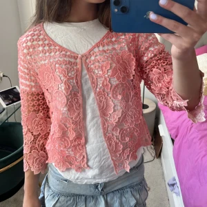 Spets kofta! - Drömmigaste koftan i spets perfekt till sommaren över en blus eller klänning!😍