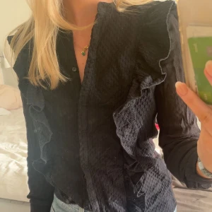 Svart blus  - Jättefin svart långärmad blus från SoftRebels, nästan helt oanvänd💞