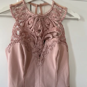 Klänning från Lipsy london - Klänning från Lipsy London i storlek 36. Passar en 34-36. Gammaldags rosa. Oanvänd. 