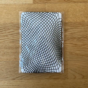 Fishnets - Helt oanvända fishnets i orginalförpackning. Kommer inte ihåg vart jag köpte de, säkert bluefox eller här på plick. Supersnygga att ha under kjolar och shorts eller att göra till en fishnet-tröja. 