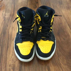 Jordan 1 mid - Säljer ett par välanvända Jordan 1 retro mids (New Love 2017). Använt många gånger men fortfarande i fint skick. Skulle säga 7/10! 