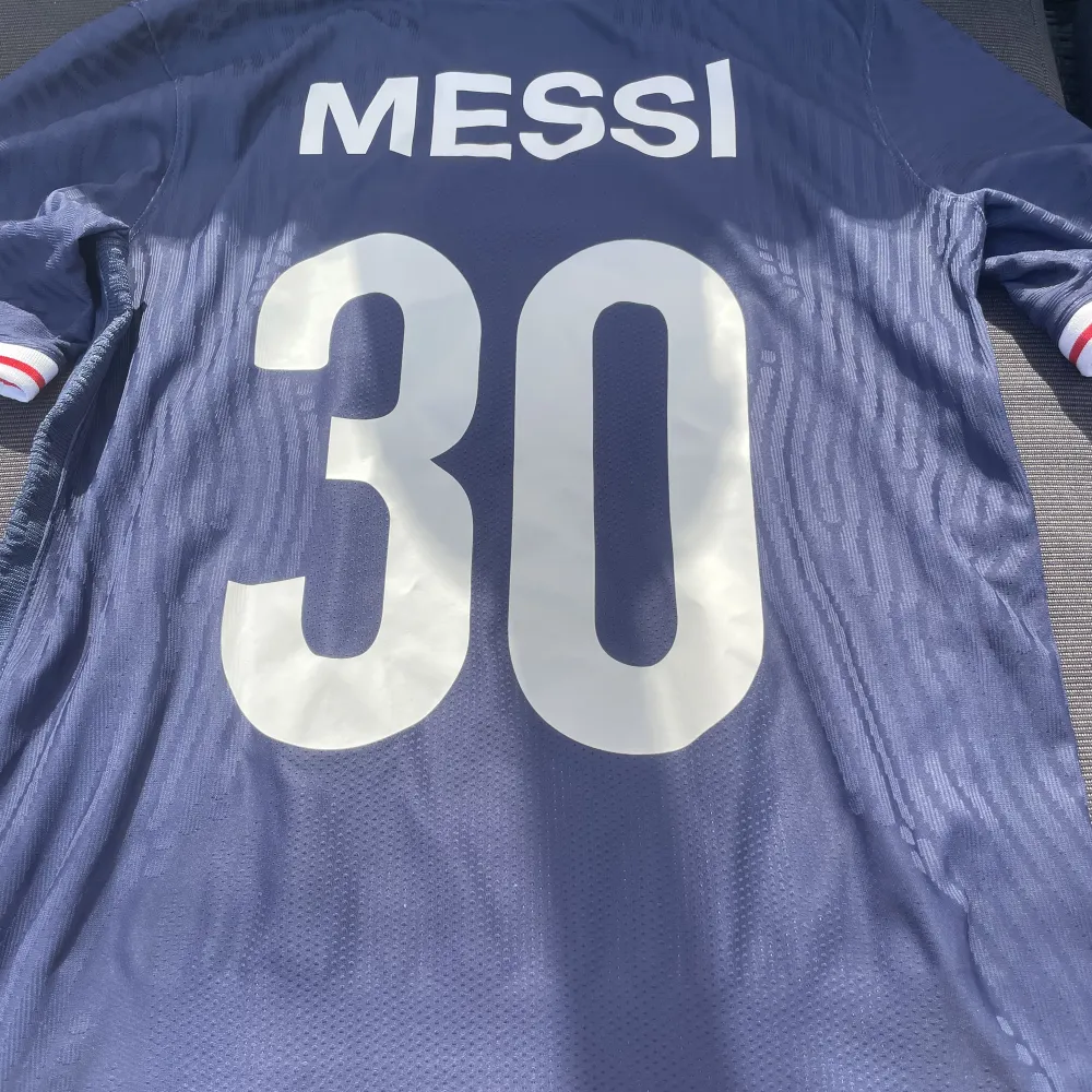 Lionel Messi tröja- fel säsong men fortfarande en psg och messi tröja-pris kan diskuteras . T-shirts.