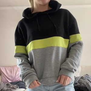 Hoodie - Hoodie i storlek S från lager 157!