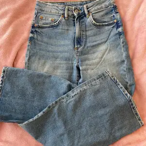 Jättefina högmidjade jeans strl 25. Stretch, vida ben men inte jätte. Jättefin tvätt, slitningarna är original.  Innerbenslängd 67 cm, midjan rakt över 32 cm. 