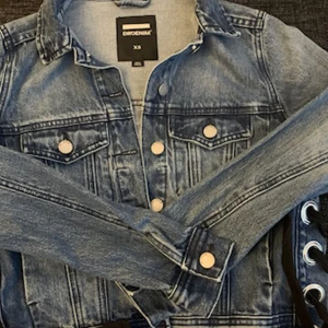 Drdenim jeansjacka - Sjukt snygg jeansjacka från Drdenim och är endast testad så har därför inga defekter! Strl xs för dam och är sjukt passande och snygg till sommaren. Snören på sidorna vilket är väldigt snyggt som man ser på bilden. Hör av er vid frågor😊