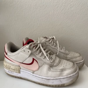 Nike Air Force Shadow - Säljer dessa fina Nikeskor då de tyvärr inte kommer till användning längre 😢 Storlek 38 men passar perfekt på mig som vanligtvis är en 37. 