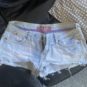 Lågmidjade jeansshorts - Säljer mina förmå shorts som är välanvända men fof användbara💕💕