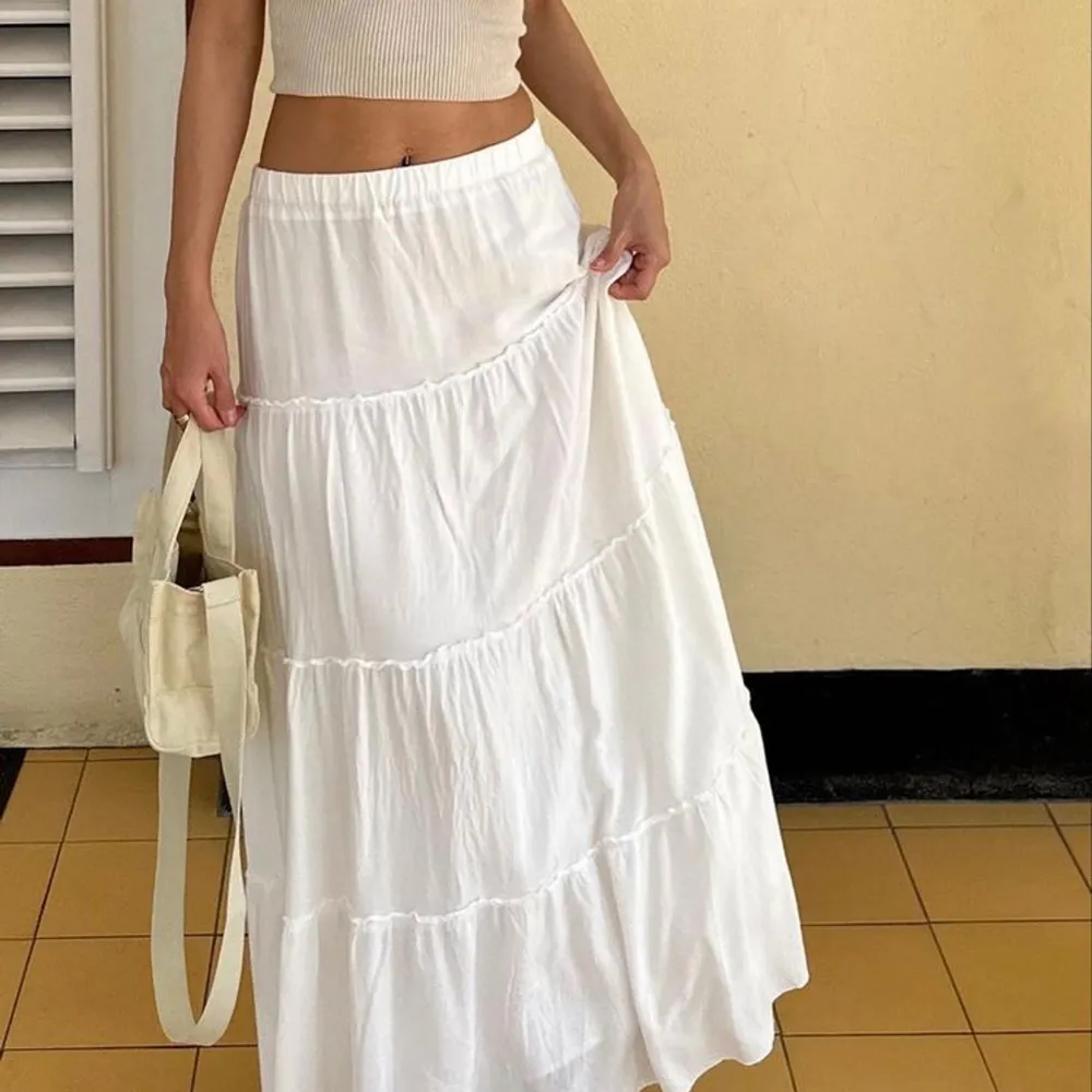 Söt vit lång kjol som e perfekt inför sommaren🤍 har aldrig används. Kjolar.