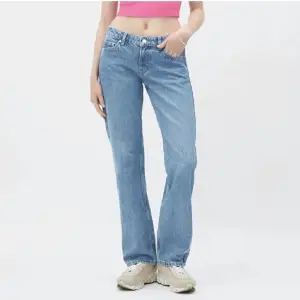Lågmidjade jeans från Weekday i modellen ”arrow”. Köpta för 600kr och knappt använda, nyskick. Slutsålda