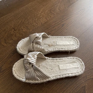 Guldiga tofflor - Använda få tal gånger därav i väldigt bra skick! Säljes pga: kommer inte till användning.