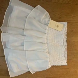 Fina korta kjolar - Svart eller vit sommarkjol, oanvända.  Nypris 499kr vs 250kr