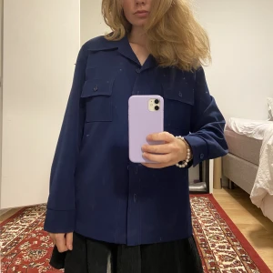 Skjorta/skjortjacka - Jättefin marinblå skjorta i oversized modell🦋  Jag är storlek S och 173 cm lång 
