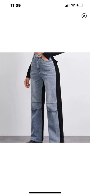 Tvåfärgade jeans - Svarta och blå jeans. Köpta för 329kr o knappt använda. 