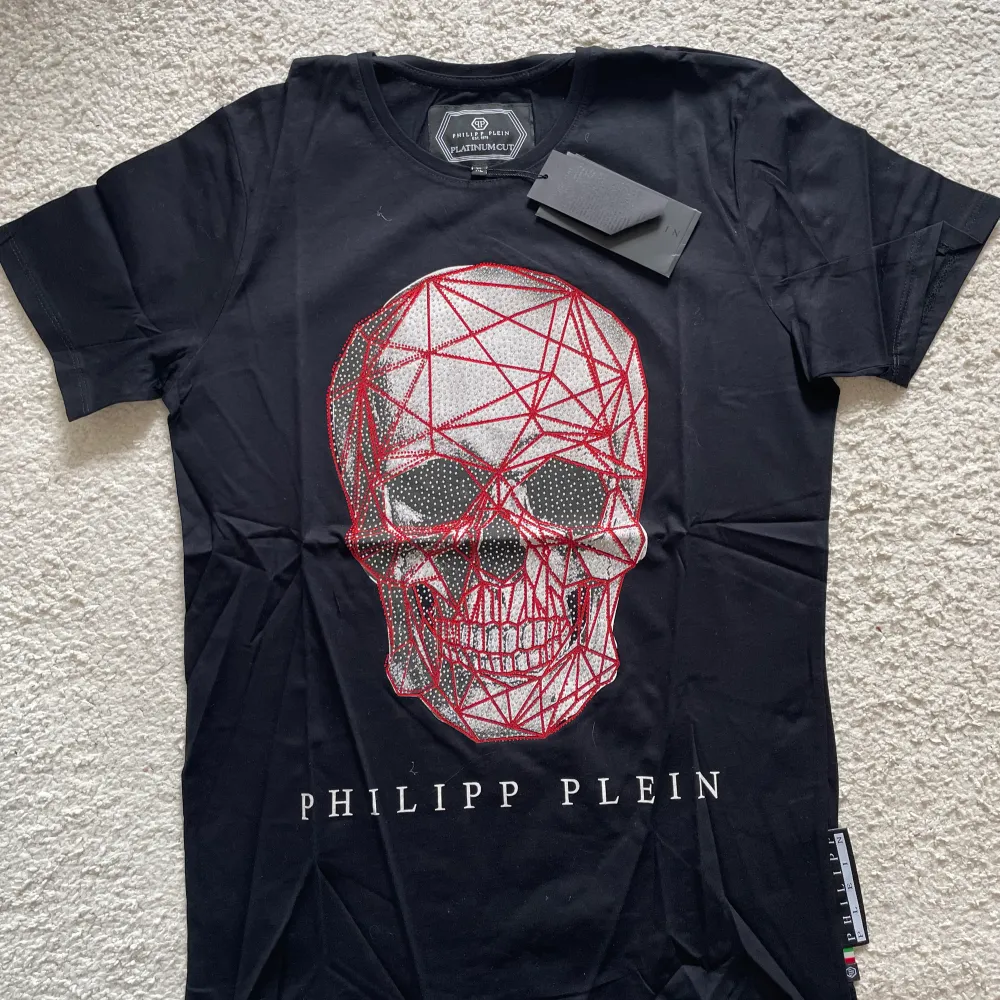 Philip plein t-shirt. Möts upp i Göteborg och fraktar kring hela Norden, vid frågor eller funderingar så är det bara att höra av sig . T-shirts.