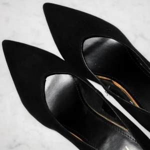 SVARTA KLACKAR I MOCKA! - Jättefina svarta klackar i mocka!  Storlek 39 och bara använda en gång!  Hör av dig om du har några frågor eller funderingar!