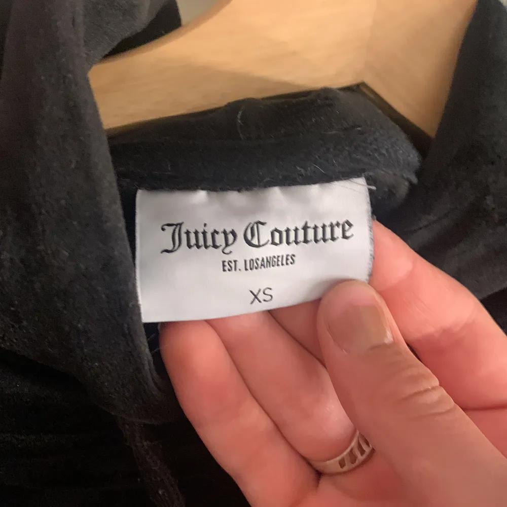 Säljer min juicy tröja då jag inte använder den längre använd 4-5 gånger kanske.skriv om ni är intresserad . Hoodies.