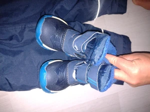 Vintersko - Vattentät vinter sko/känga till barn . Jag vet inte vad det är för märke men jag tror dem är köppta på MAXI passar bra till overallen jag också säljer 
