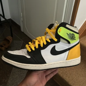 Jordan skor - Säljer dessa Jordan 1 volt gold då jag inte använder de längre. Fortfarande väldigt bra skick bara lite smutsiga och lite creasade. Vita snören medföljer även! Jag säljer för 1000 och nypris är ca 1900. Skorna är i storlek 44,5 men passar även 44 och 45.