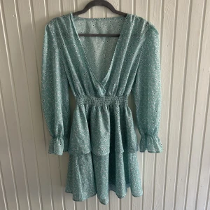 Sommar klänning - Jättefin sommarklänning med volang i svalt matrial! Skick: ny Storlek: s/xs. Tveka inte att fråga🥰 