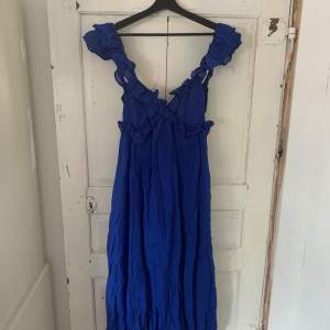Säljer denna fina klänning från HM, har öppen rygg med rosett-knytning🥳