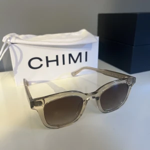 Chimi 02 Ecru - Ett par nästan helt nya Chimi 02 Ecru. Skick 10/10. Allt tillkommer såsom fodralet och påsen. Köpta på NK i gbg.