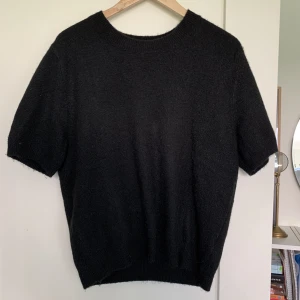 Stickad t-shirt  - Stickad t-shirt från H&M!🤍