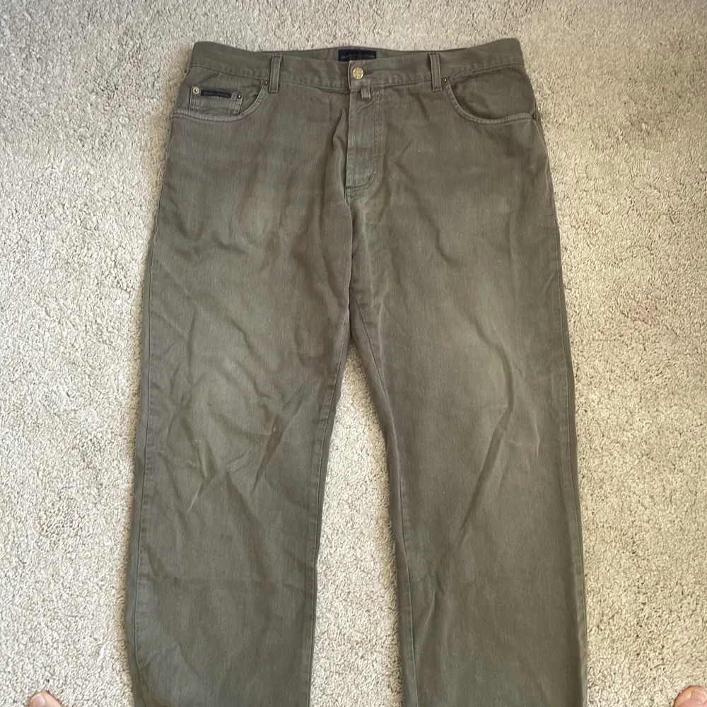 Gant jeans grön, baggy fit, storlek: w 40, l 32. Faded olive green lime stone. Orginal pris: 900 kr . Jeans & Byxor.