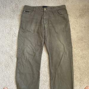 Gant jeans grön, baggy fit, storlek: w 40, l 32. Faded olive green lime stone. Orginal pris: 900 kr 