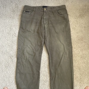 Gant jeans baggy fit  - Gant jeans grön, baggy fit, storlek: w 40, l 32. Faded olive green lime stone. Orginal pris: 900 kr 