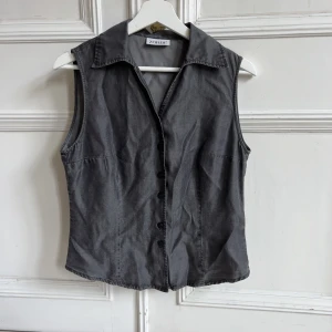 Silvergrå topp - Topp/ väst i luftigt tyg. Storlek 38/S
