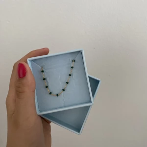 Enamel copenhagen halsbandssmycke - Superfint halsband med gröna pärlor och guldpläterat inköpt från Åhlens 