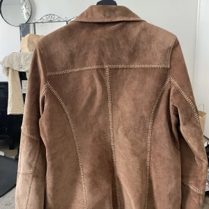 Mockajacka  - Superfin skinnjacka i äkta mocka med sömmar i brun färg